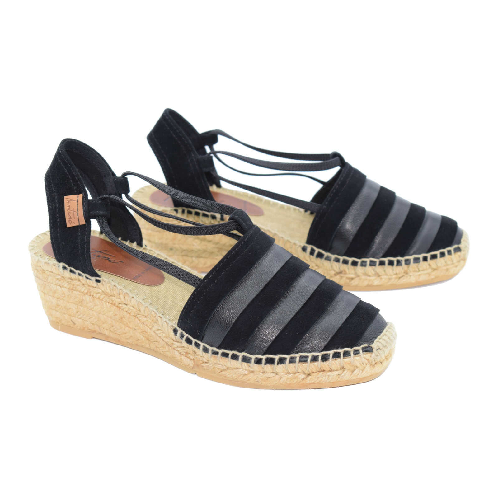 Alpargata de cuña media en color negro. Dos materiales, piel y ante. Corte cerrado y tacón en ante color negro con gomas laterales en un nuevo estilo para tus alpargatas. Cuña de yute 100% ecológico. Un nuevo y moderno modelo de la marca Montané, muy cómodo e ideal en el día a día.
